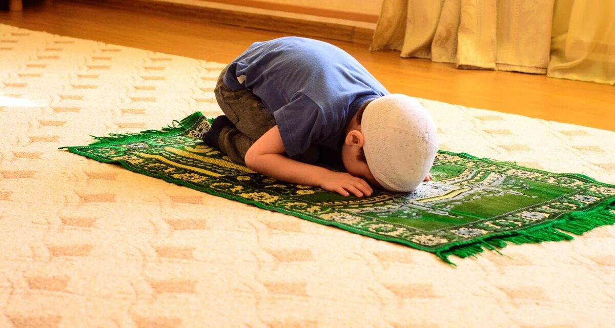 Bagaimana Mendidik Anak Kecil Mencintai Solat