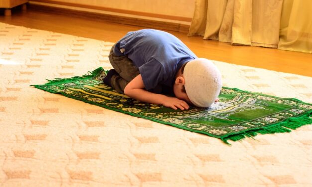 Bagaimana Mendidik Anak Kecil Mencintai Solat